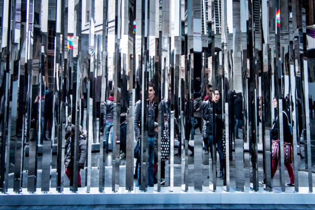 L'oeuvre d'Etienne Rey, Trame, joue avec la perception des espaces