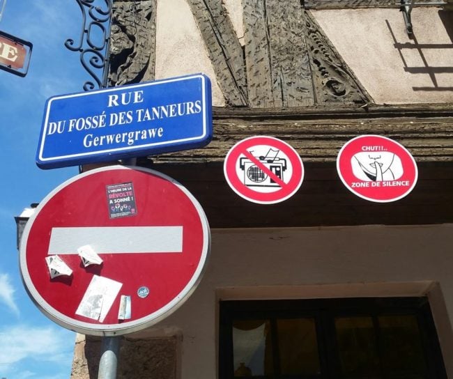 Deux nouveaux panneaux rue du Fossé-des-Tanneurs dont un vise Manu-la-crasse ? (Photo Winston Smith / Facebook / doc remis)