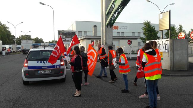 Ce matin, une vingtaine de salariés de Simply manifestaient devant leur entrepôt, à Maché Gare (doc remis / Photo Fatiha Chakik)