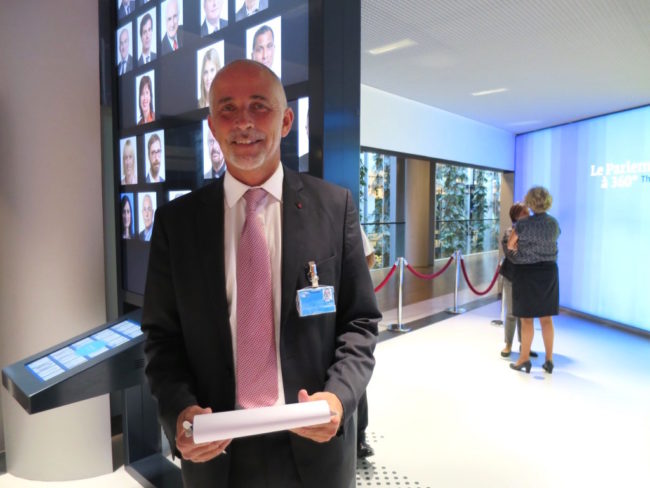 Au Parlement européen, René Rombouts est chargé de l'accueil des visiteurs. Il s'assure que la phase de rodage du Parlementarium se déroule bien. (Photo CS / Rue89 Strasbourg / cc)