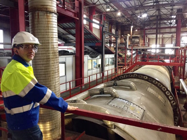 Stéphane Clément, directeur de la sucrerie d'Erstein, veille sur la "diffusion", l'une des machines les plus importantes de l'usine, qui vient d'être réparée. (Photo CS / Rue89 Strasbourg / cc)