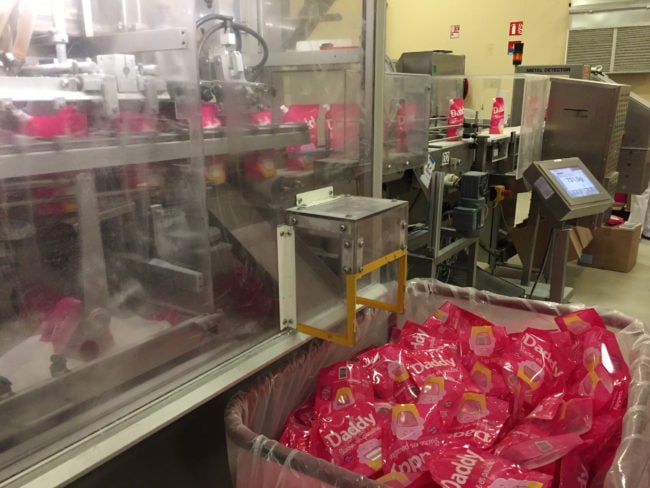 Sur la chaîne de production, les sachets de sucre présentant un défaut sont immédiatement rejetés. (Photo CS / Rue89 Strasbourg / cc)