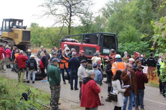 Prévenus grâce à une chaîne de messages téléphoniques, des dizaines d'opposants se sont mis entre les engins et la forêt (Photo JFG / Rue89 Strasbourg / cc)