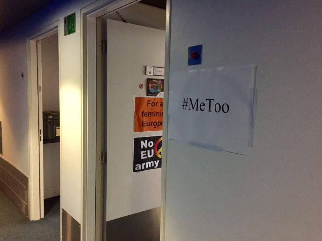 Certains députés ont affiché des pancartes "Me Too" à la porte de leur bureau au Parlement à Strasbourg (Photo CS / Rue89 Strasbourg / cc)