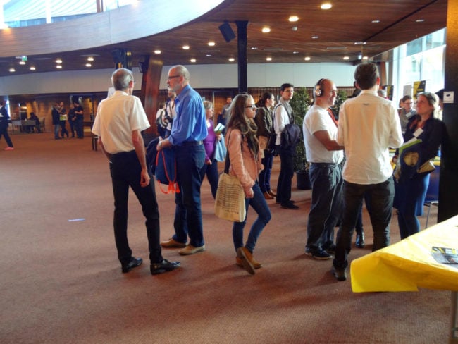 Avant les discours et le vote, les participants s'informent sur les différents ateliers. (Photo Fabien Nouvène)