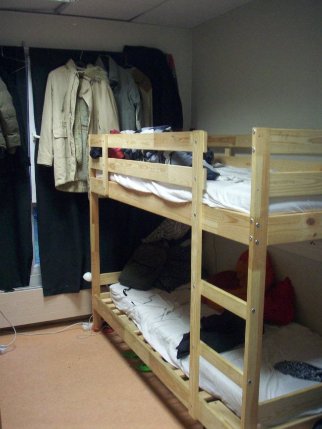 La quinzaine de jeunes alterne pour dormir dans ce dortoir de 4. (Photo DL / Rue 89 Strasbourg /cc)