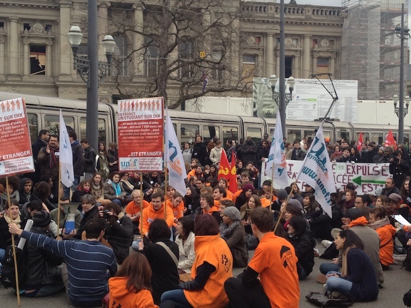Environ 700 personnes ont manifesté en soutien aux étudiants étrangers
