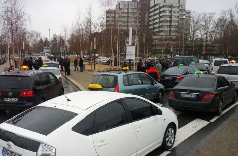 Manifestation des taxis de la place de l’Etoile à la place de la République