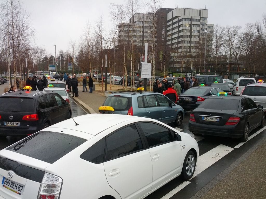 Manifestation des taxis de la place de l’Etoile à la place de la République