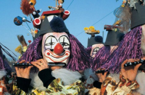 Un train spécial, tard dans la nuit, de Strasbourg pour le carnaval de Bâle