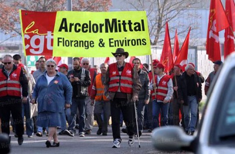 Des manifestants s'opposent à la fermeture des hauts-fournaux d'Arcelor Mittal (Photo : France 3)