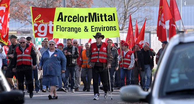 Des manifestants s'opposent à la fermeture des hauts-fournaux d'Arcelor Mittal (Photo : France 3)