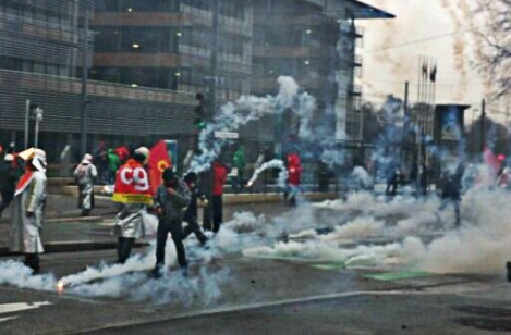 Un millier de métallos belges et français a manifesté avec fracas devant le Parlement