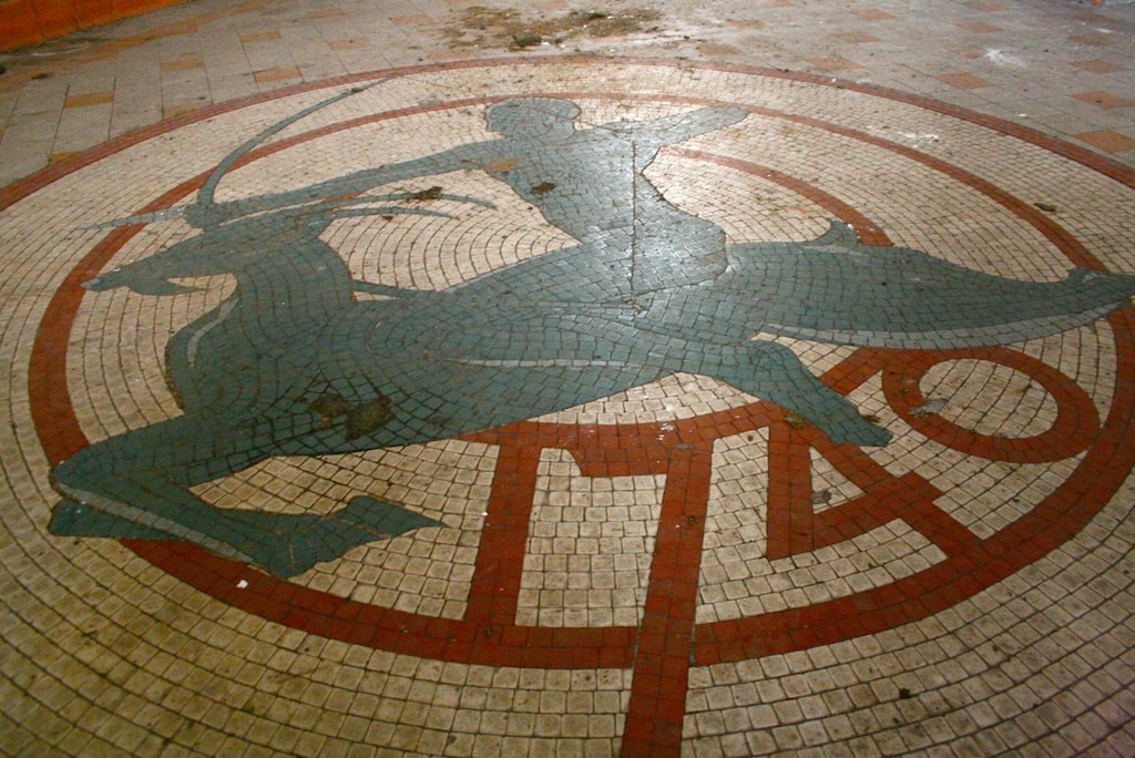 Dans la salle de brassage, sol décoré avec la date de création de la brasserie (Photo MM / Rue89 Strasbourg)