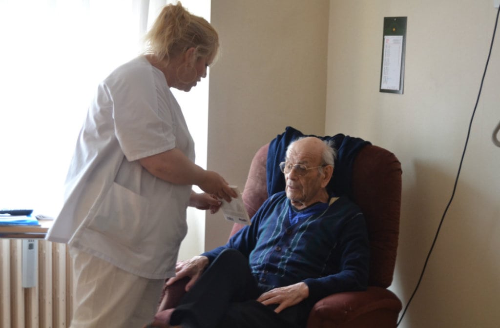 Carole est infirmière à l'EHPAD Sainte Croix. Dans son travail cette alsacienne utilise régulièrement la langue locale pour communiquer avec ses patients et créer avec eux une forte relation.