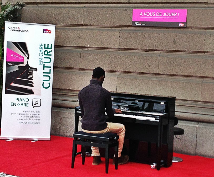 Un piano en gare, pour attendre les trains en musique