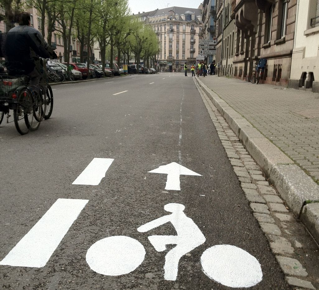 Un carton, de la peinture, et hop, une piste cyclable ! (Photo AHQG)