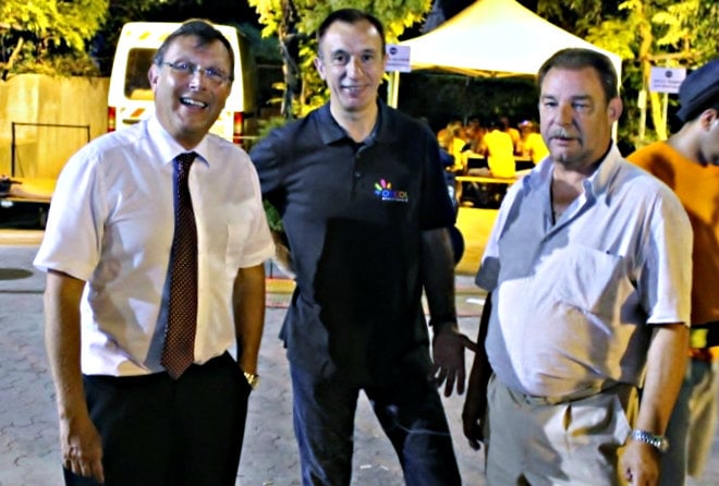 De g. à d., Raphaël Nisand, maire de Schiltigheim, Patrick Heiwy, son ex-adjoint aux sports et Jean-Luc Beck, ex-président de l'office des sports, à la fête de la bière en 2011. (doc remis)