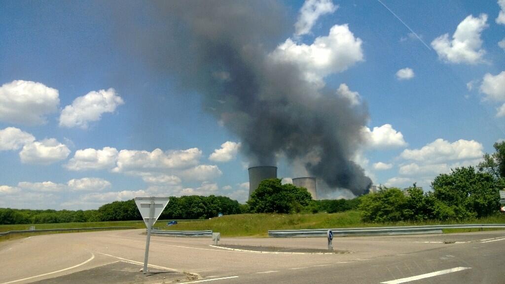 Inquiétante fumée noire au dessus de Cattenom (Photo WPMath / Twitter)