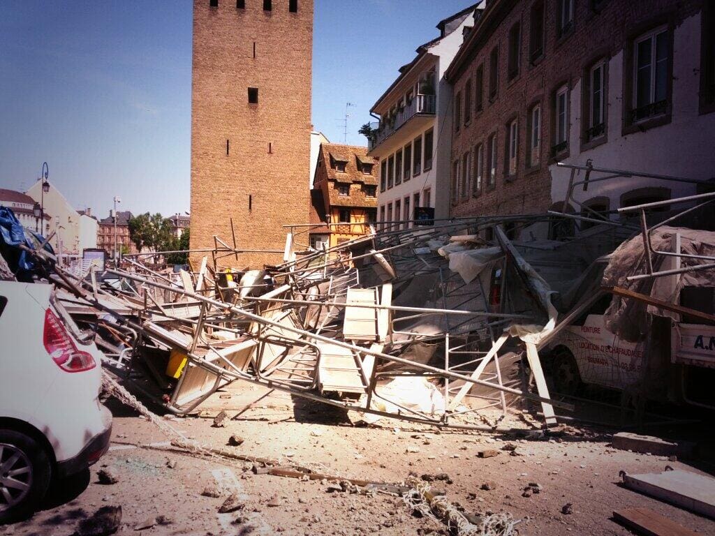 Tout le parvis du quai Turckheim encombré par les débris (Photo PF / Rue89 Strasbourg)