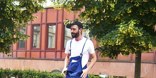 Robin déclame ce que les habitants lui ont laissé comme messages publics (Photo MN / Rue89 Strasbourg)