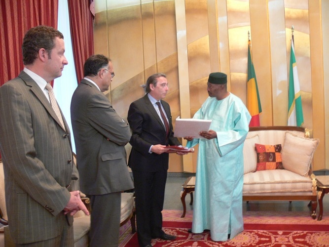 Roland Ries en 2009, lorsqu'il remet l'étude sur le tram de Bamako à Amadou Toumani Touré (Photo présidence d'ATT au Mali)