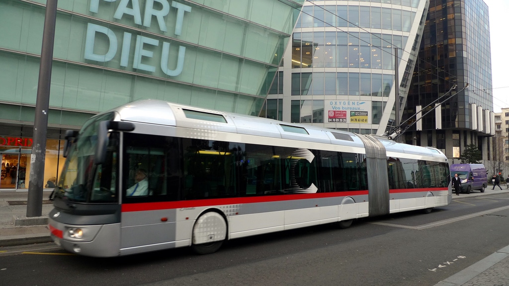 Le bus à haut-niveau de service (BHNS) existe déjà dans d'autres villes, comme ici à Lyon (Photo Jean-Louis Zimmermann / FlickR /CC)