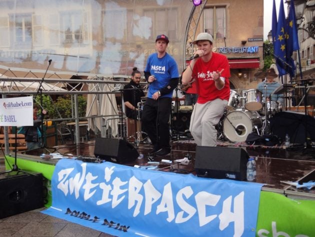 En mai, Zweierpasch / Double-Deux a scandé son hymne franco-allemand place Gutenberg invité par CaféBabel Strasbourg lors de la fête de l’Europe. (Photo L.D / Rue89 Strasbourg / cc)