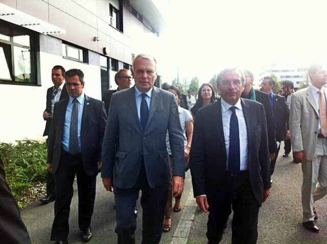 Jean-Marc Ayrault et Roland Ries pendant leur visite du quartier Danube (Photo MM / Rue89 Strasbourg)