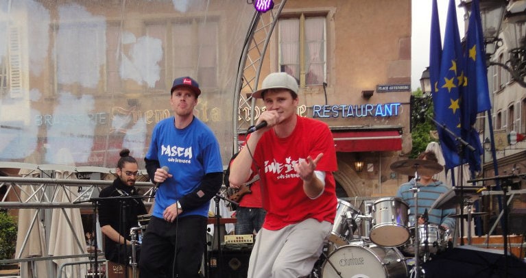 En mai, Zweierpasch / Double-Deux a scandé son hymne franco-allemand place Gutenberg invité par CaféBabel Strasbourg lors de la fête de l’Europe. Photo L.D.