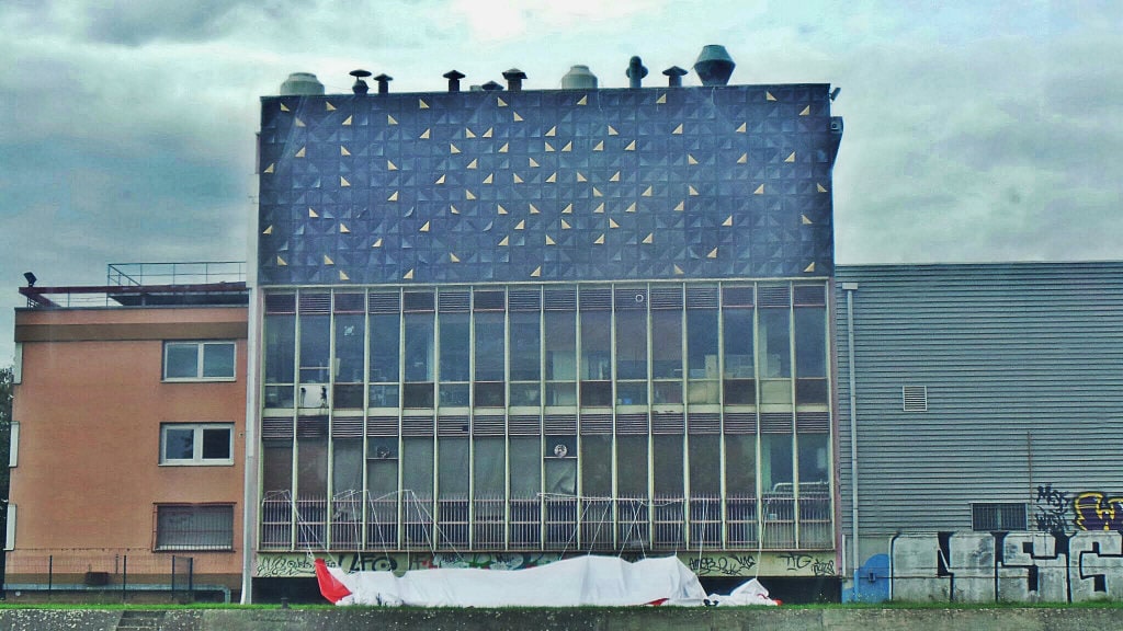 La façade de l'usine Sati dévoile des carrés aux couleurs oscillant entre le noir et l'or (Photo PF / Rue89 Strasbourg / cc)