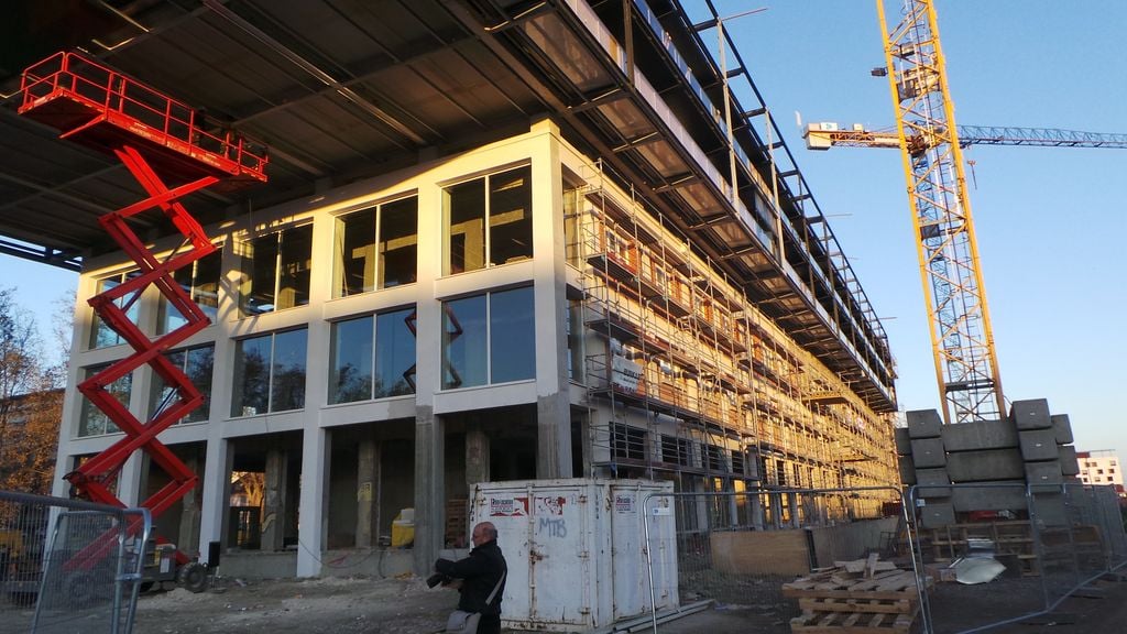 Au dessus, des appartements. Les concepteurs veillent à s'assurer que les expérimentations sonores du rez-de-chaussée ne troubleront pas le repos des étages supérieurs... (Photo PF / Rue89 Strasbourg / cc)