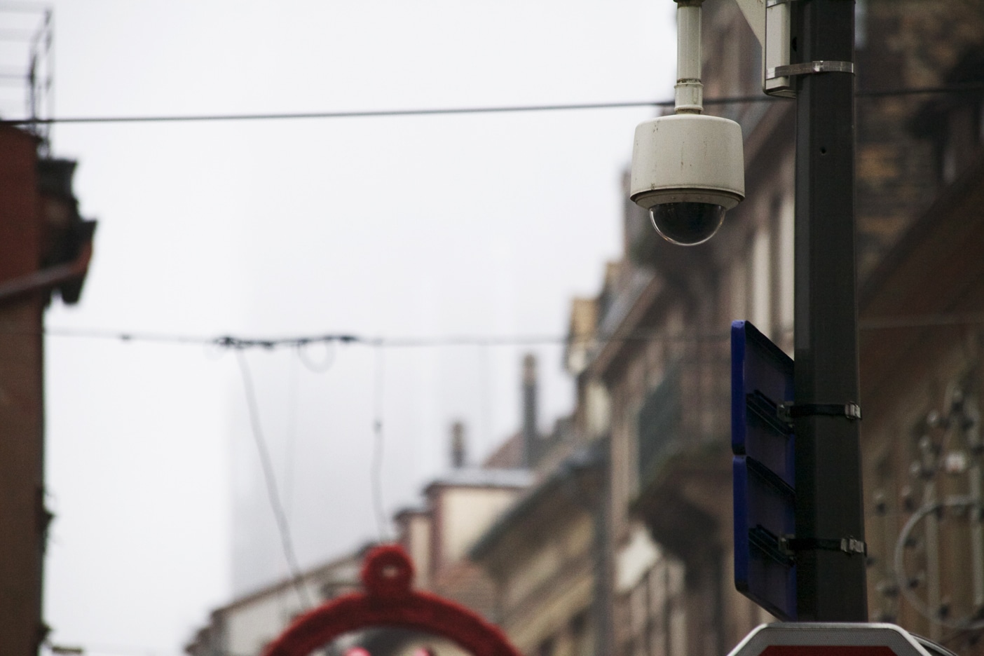 Strasbourg a massivement équipé ses rues avec des caméras de surveillance. Ici, Grand-rue (photo BC / Rue89 Strasbourg)