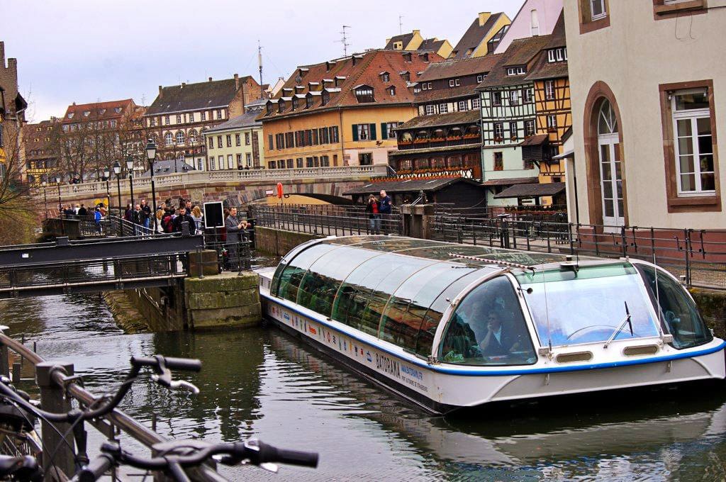 Le trafic à l'écluse A de la Petite-France à Strasbourg est presqu'exclusivement composé par les navettes Batorama (Photo Detlef Krause / FlickR / cc)