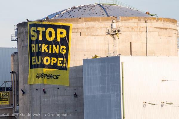 Une vingtaine de militants de Greenpeace ont hissé une banderole sur le réacteur de Fessenheim (Photo Greenpeace)