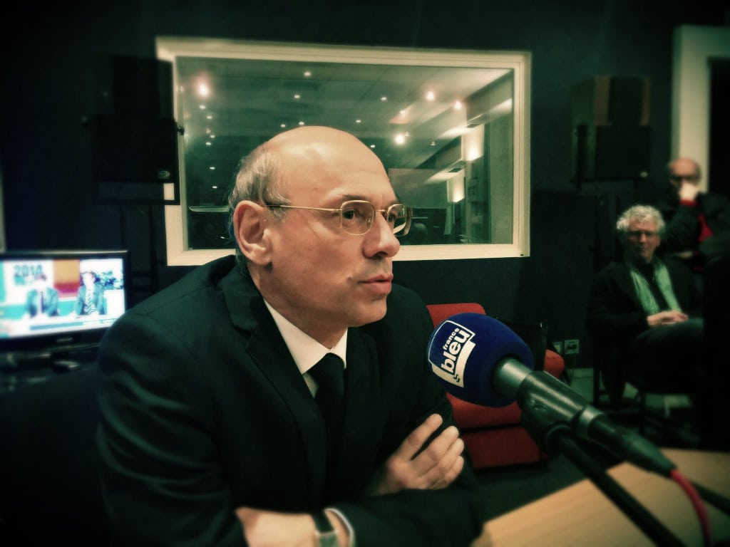 Jean-Luc Schaffhauser, candidat du "rassemblement bleu marine" dimanche 23 mars dans les studios de France Bleu Alsace. (Photo PF / Rue89 Strasbourg / cc)