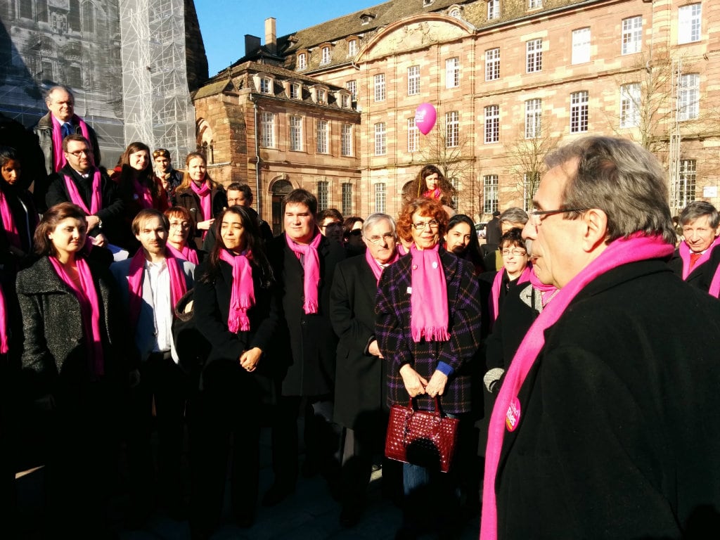 Roland Ries s'adresse à ses colistiers place du Château (Photo PF / Rue89 Strasbourg / cc)