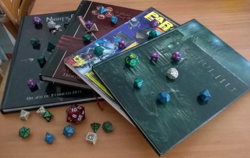 Livres de jeux de rôles et quelques dés