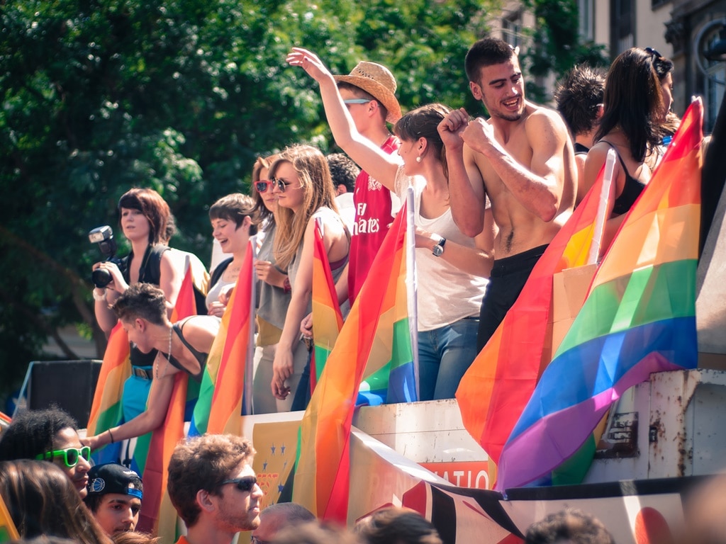 "À quand un monde rainbow ?", demandent les manifestants.