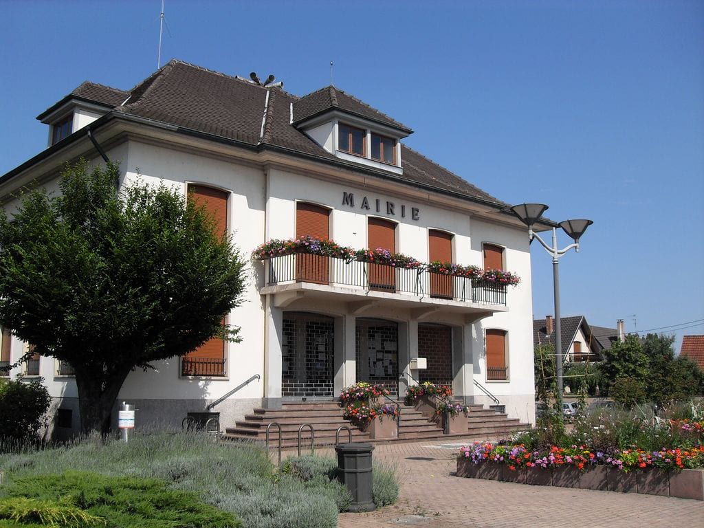 La mairie de Plobsheim (Photo Wikimedia Commons / cc)