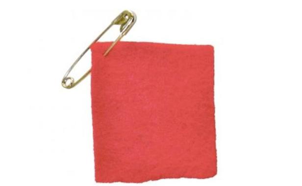 Le carré rouge, symbole de solidarité avec les intermittents en lutte contre l'accord sur leur régime indemnitaire.