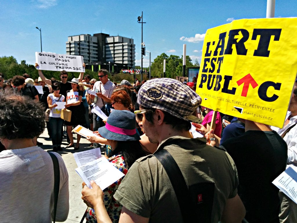 Les intermittents manifestent devant l'école de musique de Strasbourg. (Photo PF / Rue89 Strasbourg)