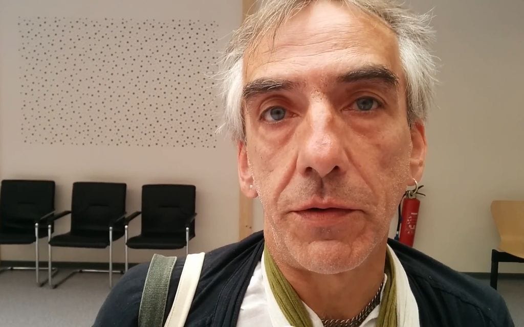 Bertrand Rambaud, militant du cannabis thérapeutique, dans l'enceinte provisoire du tribunal de grande instance de Strasbourg (Photo PF / Rue89 Strasbourg)