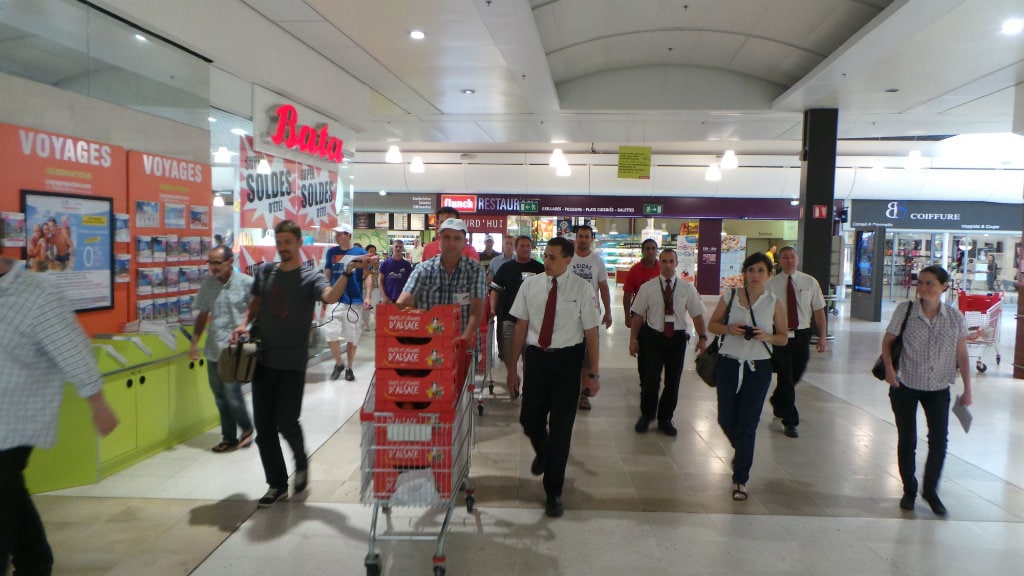 Arrivée des agriculteurs dans le calme, escortés par la sécurité du magasin (Photo JFG / Rue89 Strasbourg / cc)