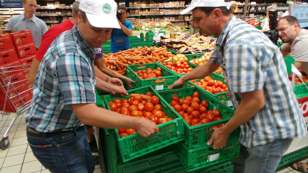Les tomates espagnoles sont enlevées du rayon. Elles sont laissées au supermarché pour ne pas être accusé de vol. (Photo JFG / Rue89 Strasbourg / cc)