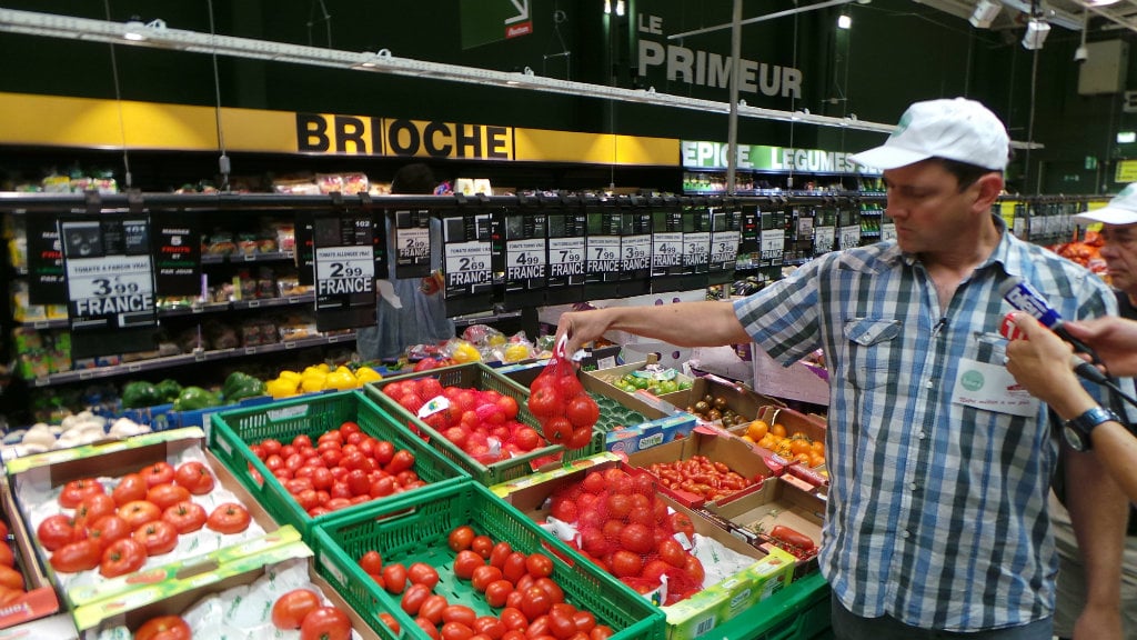 Denis Digel remarque des tomates bretonnes vendues plus de deux fois plus cher que le prix de vente des tomates alsaciennes (Photo JFG / Rue89 Strasbourg / cc)