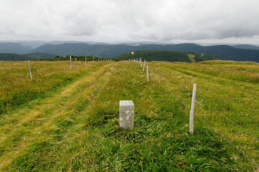 La frontière entre l'Alsace et la Lorraine, marquée par une borne prussienne (Photo Thomas Bresson / FlickR / cc)