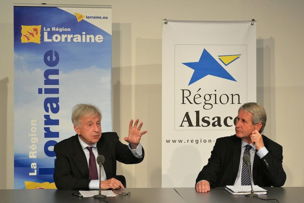 Jean-Pierre Masseret (président PS de la région Lorraine, à g.) et Philippe Richert (président UMP de la région Alsace) étaient pourtant partants pour fusionner, comme ils l'ont montré le 6 juin au Musée Lalique (Photo Région Alsace)