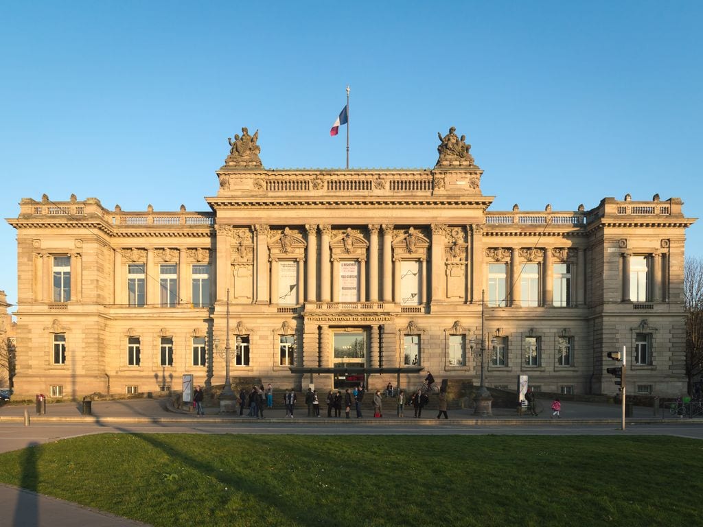 Le théâtre national de Strasbourg (TNS) vu depuis la place de la République (Photo Aloïs Peiffer / Wikimedia Commons / cc)