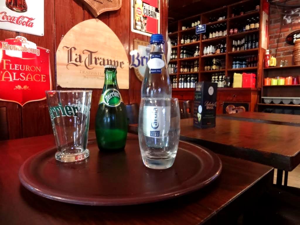 À l'Happy Hours, on ne sert pas de San Pellegrino ni de Badoit mais de la Carola et du Perrier. (Photo NM / Rue89 Strasbourg / cc)